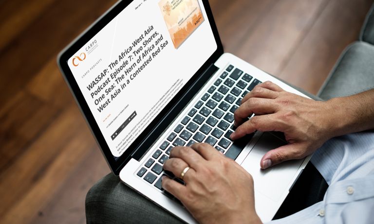 Person erstellt und aktualisiert einen CARPO-Podcast am Laptop