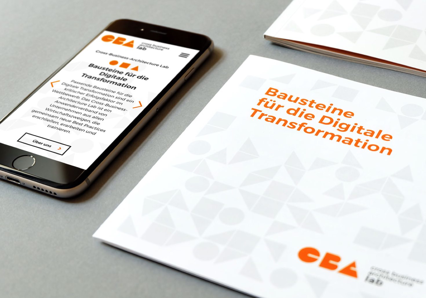 CBA-Lab Corporate Design auf Broschüren-Cover und iPhone.