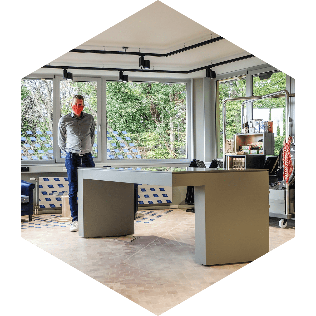 UI Design Petersberg – Medientisch von vorne