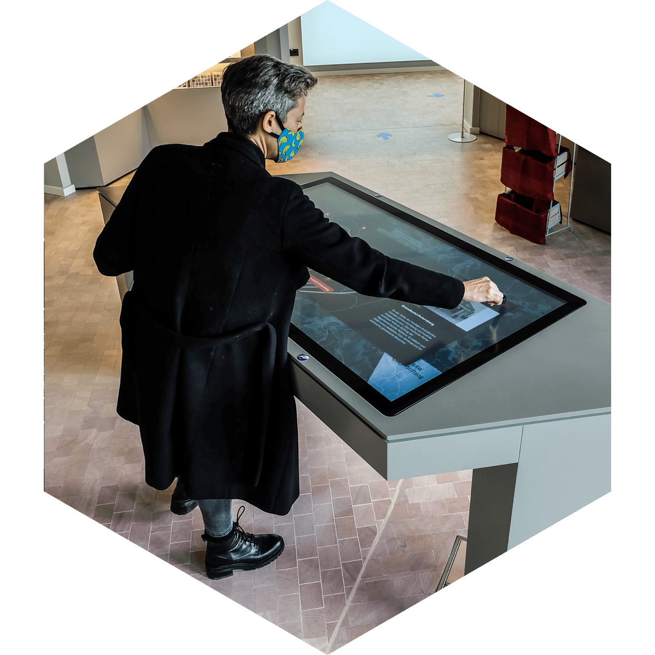 UI Design Petersberg – Medientisch seitlich