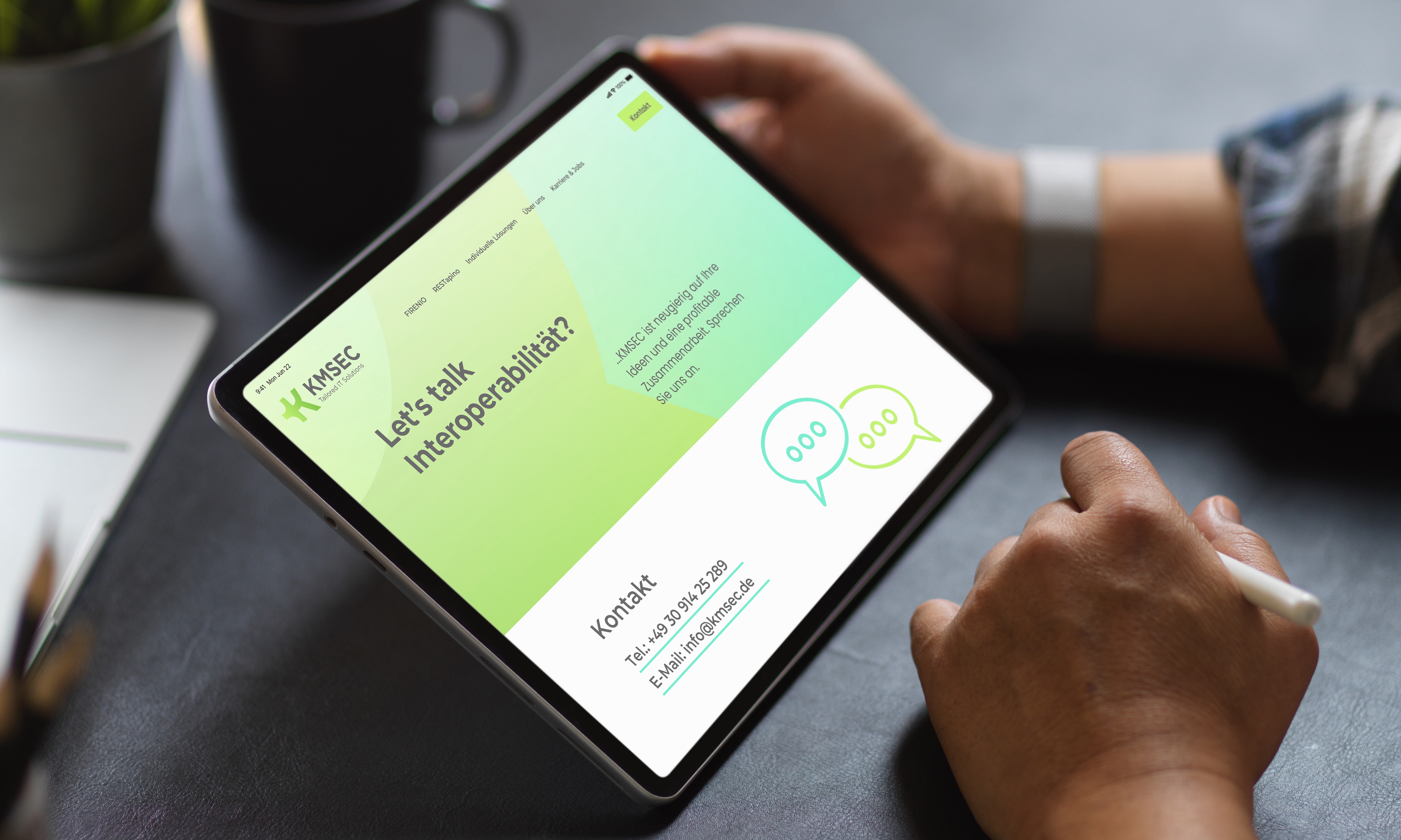 Webdesign KMSEC – Mann betrachtet Website auf iPad