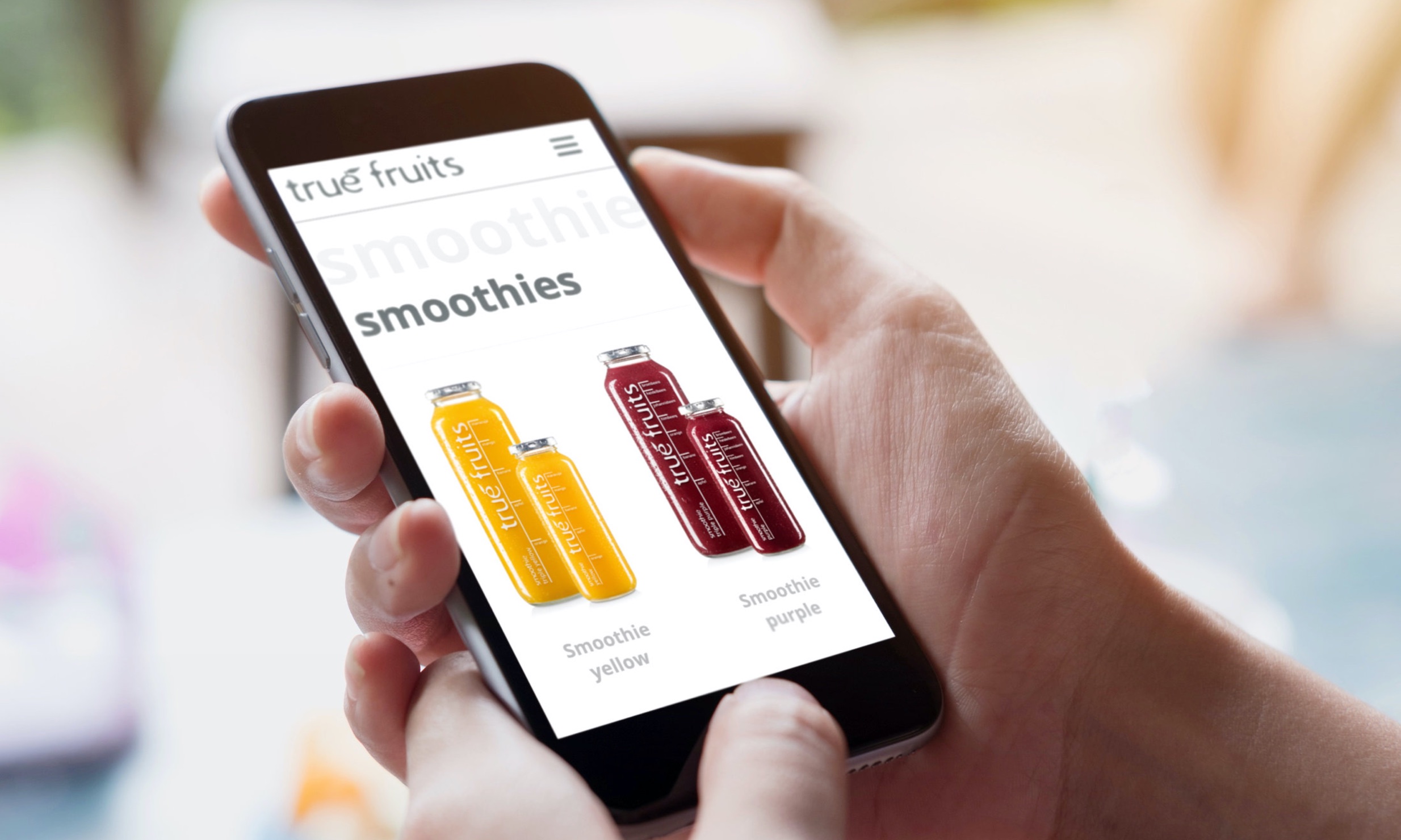 true fruits Webdesign Hand mit iPhone