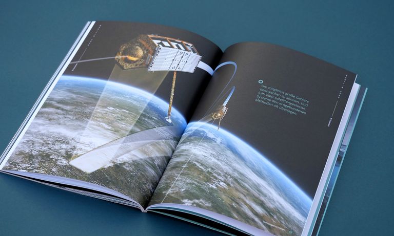 Editorial Design DLR Doppelseite Satelliten über Erdkugel