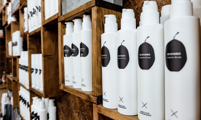 Package Design Fabulous Hairdresser – Produkte im Regal