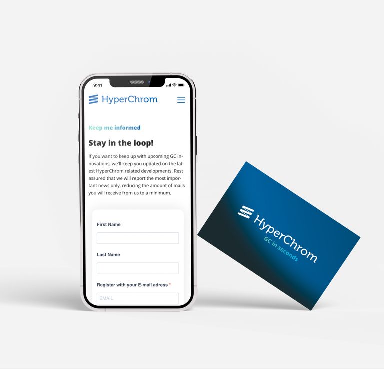 Brand Design HyperChrom Visitenkarte neben iPhone