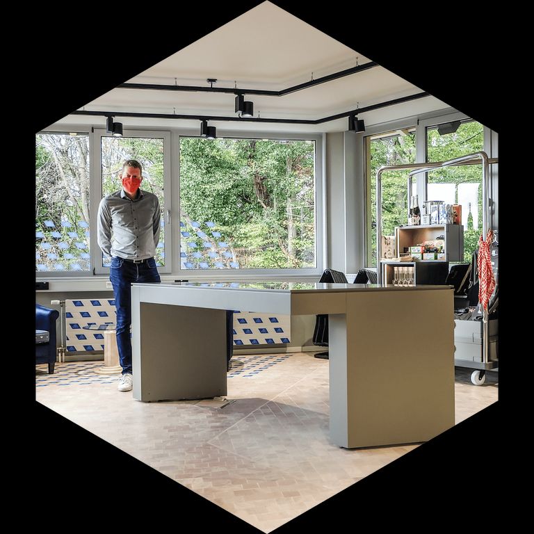 UI Design Petersberg – Medientisch von vorne
