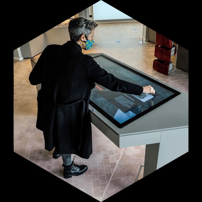 UI Design Petersberg – Medientisch seitlich