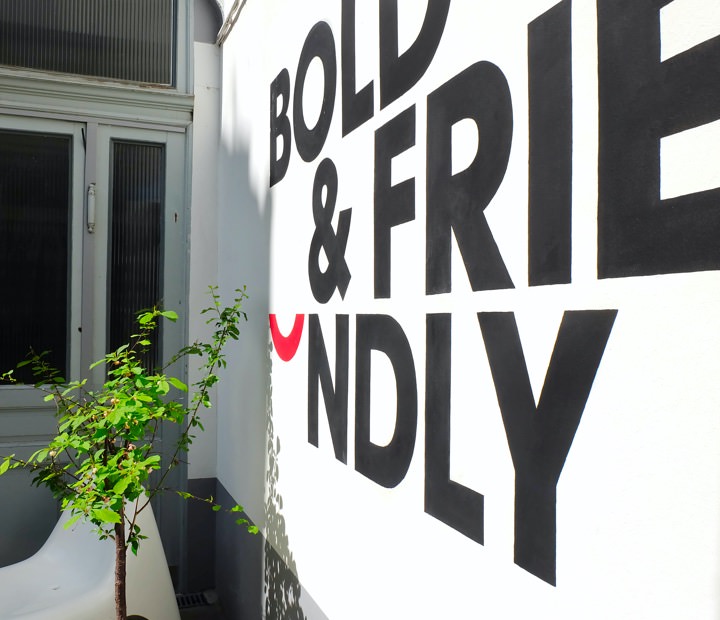 Innenhof mit Logo bold & friendly auf der Hauswand.
